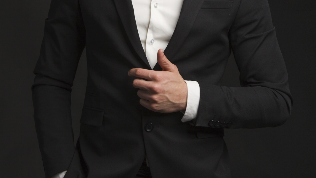 El cuidado de las manos es fundamental ya que son el foco de atención; está claro que hoy en días las mujeres no son las únicas que cuidan su aspecto personal, además con el uso de alcohol en gel y el lavado continuo, ha dejado como consecuencia que se resequen, agrieten e incluso que llegue hasta darse un problema de dermatitis. Es por esa razón que debes de darle la importancia que merecen, teniendo en cuenta los siguientes consejos: