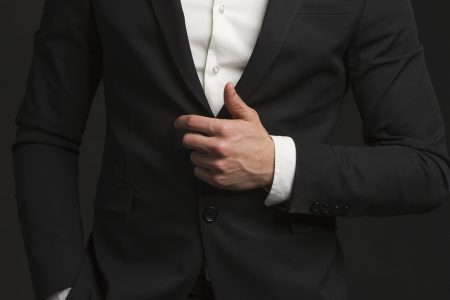 El cuidado de las manos es fundamental ya que son el foco de atención; está claro que hoy en días las mujeres no son las únicas que cuidan su aspecto personal, además con el uso de alcohol en gel y el lavado continuo, ha dejado como consecuencia que se resequen, agrieten e incluso que llegue hasta darse un problema de dermatitis.  Es por esa razón que debes de darle la importancia que merecen, teniendo en cuenta los siguientes consejos: